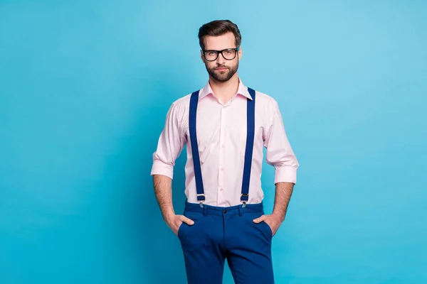 Foto de hombre de negocios machista guapo moda ropa chico sonrisa sin dientes cuidado de la vista especificaciones de visión usar camisa rosa tirantes pantalones aislados pastel color azul fondo — Foto de Stock