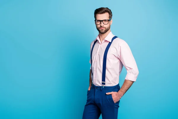 Profil zdjęcie przystojny macho biznes człowiek fajny trend ubrania facet uśmiech bez zębów wzrok opieki wizja specs nosić różowy koszula szelki spodnie odizolowany niebieski kolor tło — Zdjęcie stockowe