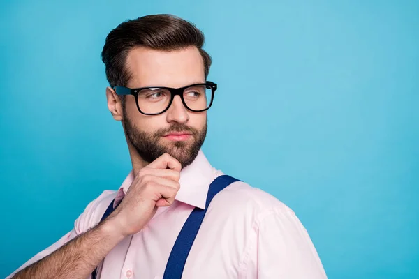 Foto de primer plano del hombre de negocios macho guapo ropa de moda chico cuidado de la vista especificaciones de visión mirar lado espacio vacío interesado usar tirantes camisa rosa aislado pastel color azul fondo — Foto de Stock