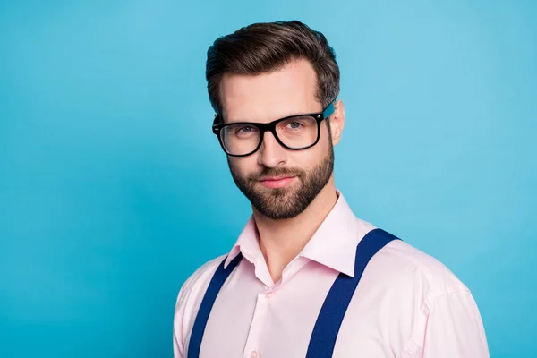 Close-up foto van knappe macho zakenman coole kleding man glimlach zonder tanden gezichtsvermogen zorg specs dragen roze shirt bretels geïsoleerde pastel blauwe kleur achtergrond — Stockfoto