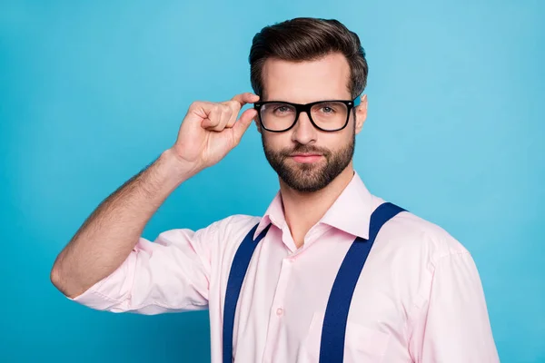 Foto van knappe macho zakenman coole kleding man glimlach zonder tanden gezichtsvermogen zorg aanraking specs dragen roze shirt bretels geïsoleerde pastel blauwe kleur achtergrond — Stockfoto