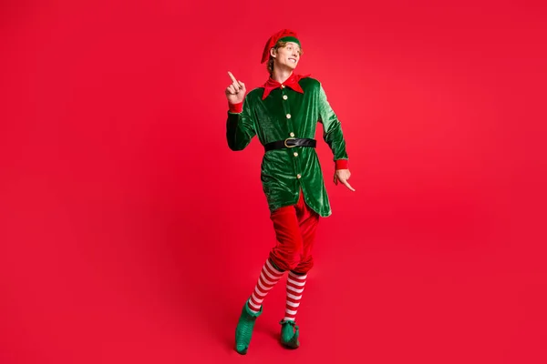Pleine longueur photo de beau x-mas pôle nord joyeux elfe vêtements de danse costume x-mas isolé rouge fond de couleur vive — Photo