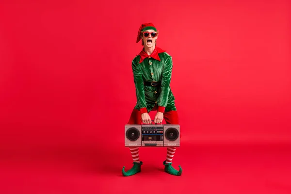 Фотографія повного тіла божевільного ельфа тримає бум коробку на різдвяній вечірці костюм ізольований на яскравому кольоровому фоні — стокове фото