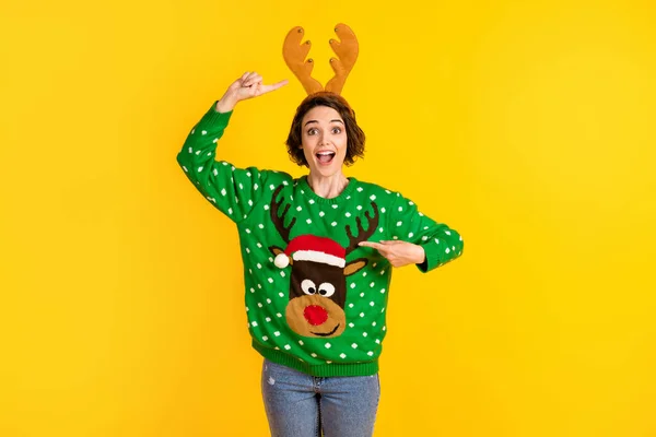 Šokovaný překvapený šílený dívka dojem x-mas Vánoce čas oslavy kostým ukazováček parohy sobí dekor pulovr čelenka izolované jasný lesk barva pozadí — Stock fotografie
