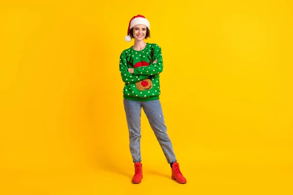 Πλήρες μέγεθος φωτογραφία θετική κορίτσι σταυρό χέρια προετοιμάσει τα Χριστούγεννα θέμα παράδοση πνεύμα κόμμα φορούν Σάντα Claus καπέλο ντεκόρ ελάφι jumper μπότες τζιν απομονωμένο φωτεινό χρώμα λάμψη φόντο — Φωτογραφία Αρχείου