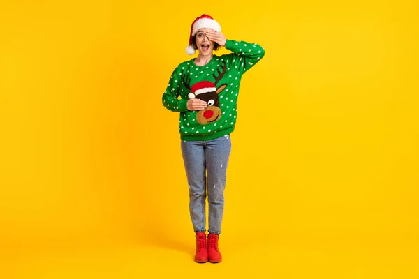 Volledige lengte foto gek geschokt meisje santa claus hoofddeksel onder de indruk x-mas kerst cadeau sluiten cover handen gezicht hert decor trui dragen jeans geïsoleerde heldere glans kleur achtergrond — Stockfoto