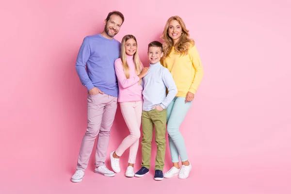 Lunghezza completa foto di famiglia allegra con papà papà mamma mamma due bambini stand isolato su sfondo di colore rosa — Foto Stock