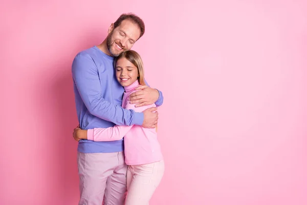 Foto de pai idílico abraçando sua menina pequena no copyspace usar roupas de estilo casual isolado sobre fundo cor-de-rosa — Fotografia de Stock