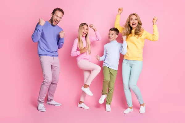 Ganzkörperfoto von entzückter Familie Papa Mama und zwei Kinder schreien die Fäuste vereinzelt über pastellfarbenem Hintergrund — Stockfoto