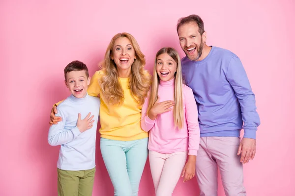 밝고 명랑 한 가족 사진들이 파스텔 색 배경 위에 고립 된 채웃고 있는 카메라를 보고 있다 — 스톡 사진
