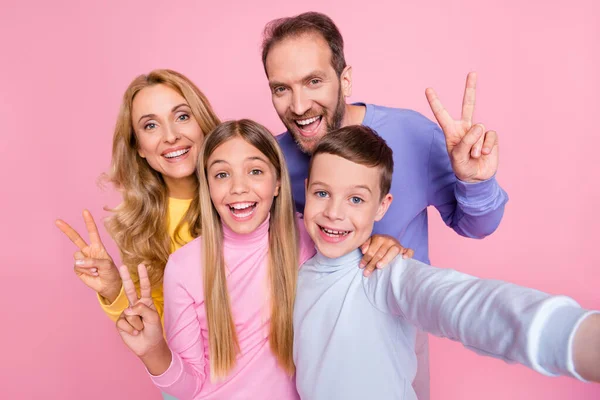 Foto de menino pouco positivo tirar selfie sua mãe papai irmã fazer símbolo v-sinal isolado sobre fundo cor pastel — Fotografia de Stock