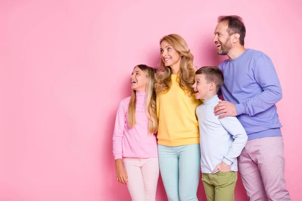 Foto de familia idílica desgaste ropa de estilo casual mirar en el espacio vacío aislado sobre fondo de color pastel — Foto de Stock