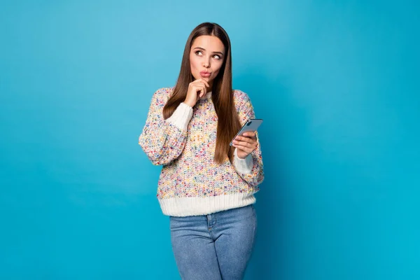 Foto de hermosa dama atractiva peinado largo mantener el teléfono en línea trabajo freelance leer la escritura post blog creativo blogger buscar usar pantalones vaqueros suéter casual aislado color azul fondo —  Fotos de Stock