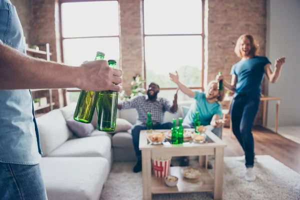 Retrato de cuatro chicos alegres alegres agradables atractivos que se reúnen divirtiéndose fiesta pasar tiempo libre diversión recogida de cerveza en el loft industrial estilo interior casa apartamento apartamento — Foto de Stock