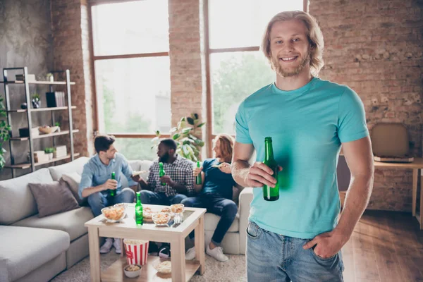 Retrato de cuatro simpáticos chicos simpáticos y alegres que se reúnen para divertirse pasando tiempo libre bebiendo cerveza artesanal lager comodidad acogedora en el apartamento de la casa interior de estilo loft industrial — Foto de Stock