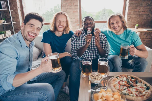 Portrét nejlepších přátel muž shromáždění sedět útulný gauč držet pintu nápoj hrnek zpěv píseň karaoke v domě indoors — Stock fotografie