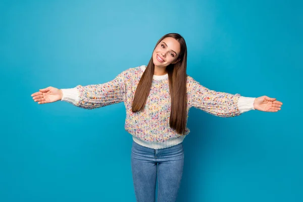 Foto von attraktiven fröhlichen Dame gute Laune offene Umarmungen treffen Freunde Verwandte Eltern Flughafen wollen umarmen schöne Menschen tragen lässige Pullover Jeans isoliert blaue Farbe Hintergrund — Stockfoto