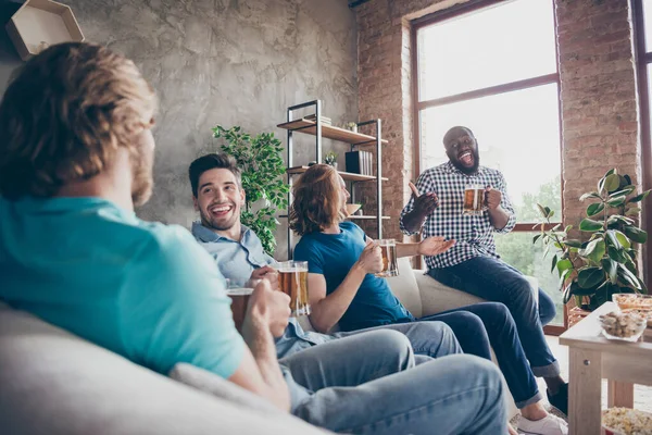 Retrato de cuatro hombres alegres amigos sentarse divan celebrar taza bebida cerveza disfrutar de noticias que hablan en casa interior apartamento — Foto de Stock