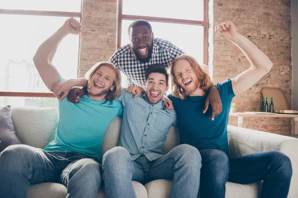 Portrait von vier netten attraktiven, fröhlichen, fröhlichen Typen, die sich treffen, um Spaß zu haben und ihre Freizeit gemütlich und komfortabel zu verbringen und ihren Urlaub im industriellen Loft-Stil zu feiern — Stockfoto