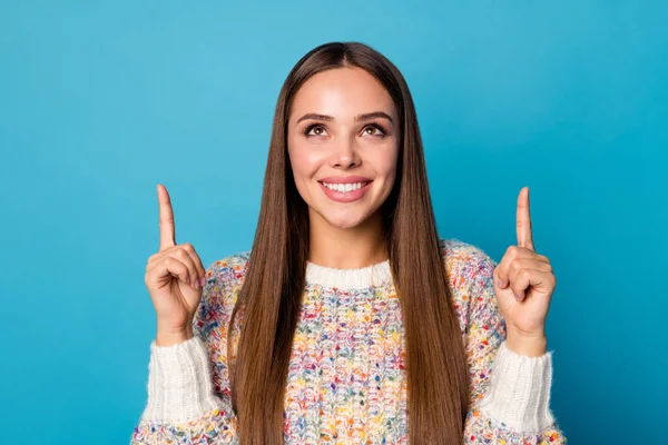 Foto de primer plano de la atractiva señora bonita buen humor peinado largo dedos directos hasta el espacio vacío aconsejando la vacunación banner información desgaste suéter casual aislado fondo de color azul — Foto de Stock