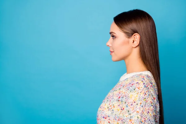 Closeup foto de perfil bonito atraente senhora perfeito longo reto penteado olhar lado vazio espaço não sorrindo desgaste casual quente suéter isolado azul cor fundo — Fotografia de Stock