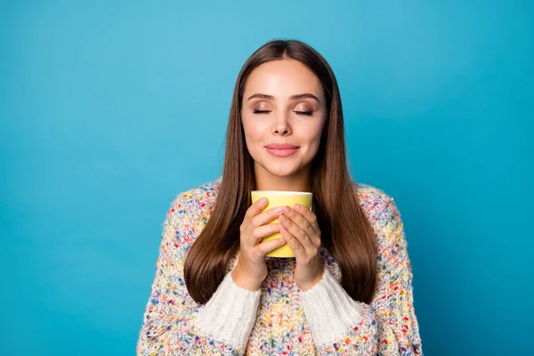 Närbild foto av söt attraktiv dam lång rak frisyr stanna hemma karantän njuta av varm favorit kaffe dryck ögon stängd slitage casual tröja isolerad blå färg bakgrund — Stockfoto