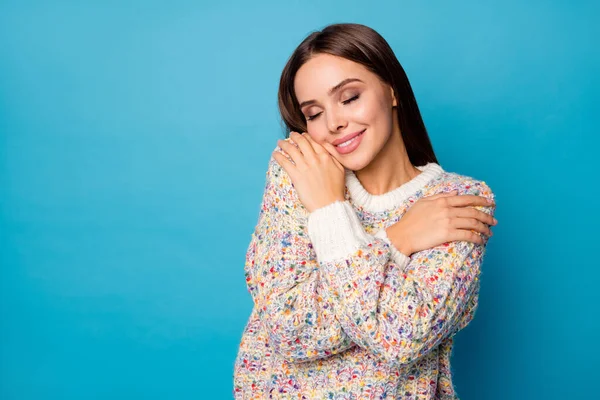 Foto de atraente senhora alegre bom humor em linha reta penteado segurar mãos abraço ombros desfrutar alegre pano macio calor olhos fechados desgaste casual suéter isolado azul cor fundo — Fotografia de Stock