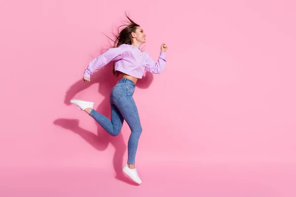 Full body profil boczny zdjęcie wesoły active girl skok bieg po sezonie okazje sprzedaży nosić stylowe modne trampki pullover izolowane na pastelowym tle kolor — Zdjęcie stockowe