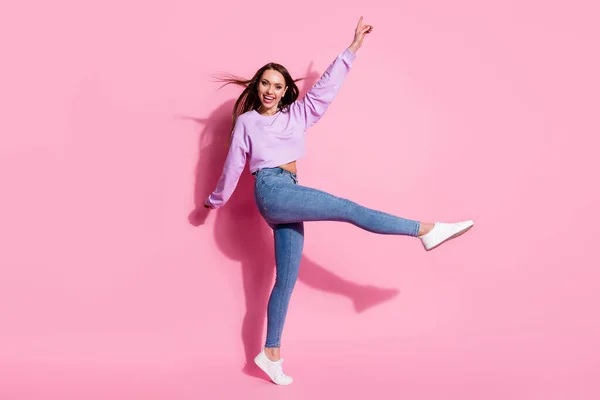 Foto de tamaño completo de la muchacha cándida enérgica disfrutar de la fiesta de fin de semana de regocijo levantar la pierna desgaste de la mano ropa de moda peinado aire viento volar aislado sobre fondo de color pastel —  Fotos de Stock