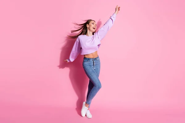 Foto de longitud completa de la chica franca disfrutar de regocijo tiempo libre mirada buen copyspace levantar desgaste de la mano de moda pullover pelo volar aislado sobre fondo de color pastel — Foto de Stock