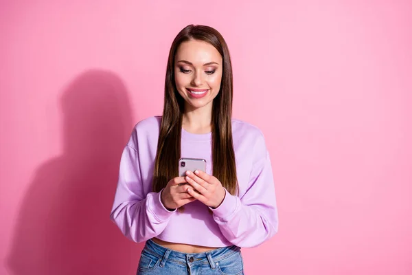 Foto de menina positiva usar celular ler notícias rede social post comentário compartilhar repostar desgaste jeans jeans violeta isolado sobre fundo cor pastel — Fotografia de Stock