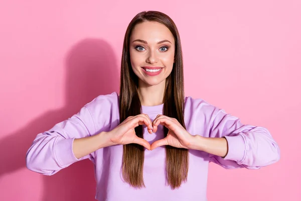 Foto de atractiva dama bonita buen humor manos brazos que muestran símbolo del corazón expresar sentimientos cardíacos fecha romántica invitación desgaste casual suéter púrpura aislado rosa pastel color fondo —  Fotos de Stock