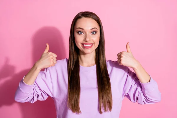 Foto de atractiva señora alegre funky levantar las manos brazos dedos pulgar hasta buen humor expresando acuerdo buen humor usar suéter púrpura casual aislado rosa pastel color fondo —  Fotos de Stock