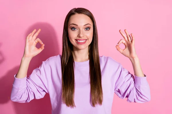 Foto de senhora alegre atraente mostrar símbolos okey mãos braços bom humor expressando acordo aprovar qualidade desgaste especialista casual camisola roxa isolado cor pastel rosa fundo — Fotografia de Stock