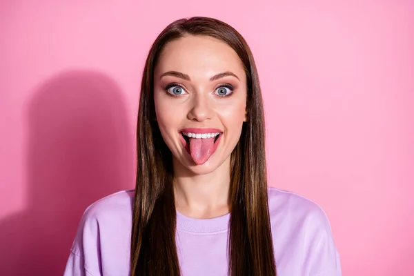 Foto de cerca de la atractiva señora despreocupada funky que saca la lengua fuera de la boca burlas novio juguetón humor femenino desgaste suéter púrpura casual aislado rosa pastel color fondo — Foto de Stock