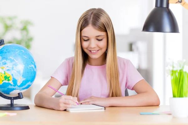 ポジティブな子供の女の子研究リモートシートテーブルデスク書き込み鉛筆コピー本小学校プロジェクトで家の中で屋内 — ストック写真