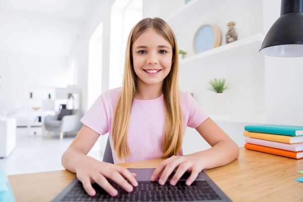 小さな子供の女の子の研究の写真を閉じるリモート使用ラップトップは、オンライン教師の会話レッスンを持っていますテキストメッセージの手キーボードは、屋内の家の中で快適なテーブルに座る — ストック写真