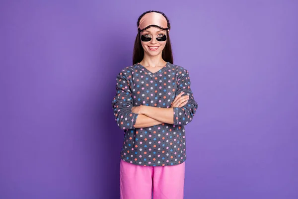 Foto di positivo allegra ragazza croce mani godere di morbido sano ricreazione sonno indossare punteggiato rosa pantaloni pigiama isolato su sfondo di colore viola — Foto Stock