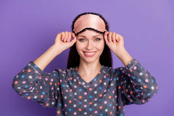 Foto di positivo allegro ragazza toccare le mani maschera occhio godere di sano sonno morbido usura buon pigiama sguardo isolato su viola viola colore sfondo — Foto Stock