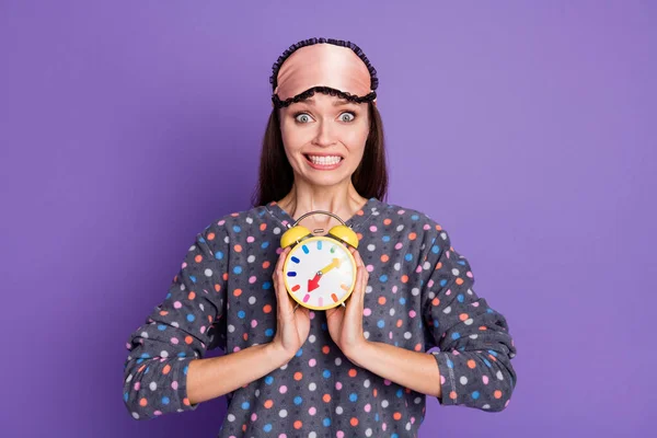 Photo de panique fille nerveuse tenir horloge sentir la peur manqué temps réunion porter pointillé sommeil porter masque oculaire isolé sur fond de couleur violette — Photo