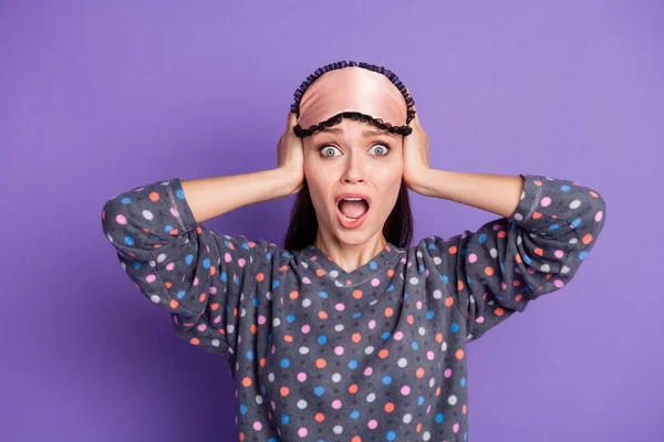Foto van gek geïrriteerd meisje kan niet slapen lawaai sluiten cover oren handen schreeuwen dragen oogmasker gestippelde slaapkledij geïsoleerd over violette kleur achtergrond — Stockfoto