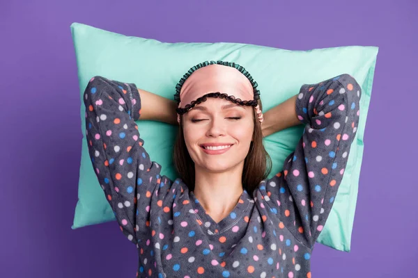 Ovanför hög vinkel visa foto av positiva glada flicka sömn kudde sträcka händerna njuta dagdrömmande bära prickade pyjamas ögonmask isolerad över lila färg bakgrund — Stockfoto