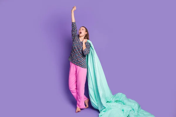 Фотографія повної довжини виснаженої дівчини, розтягнута рука вгору позіхнула, тримайте ковдру ковдру, носіть рожеві плямисті штани піжами, ізольовані на фіолетовому фіолетовому кольоровому фоні — стокове фото