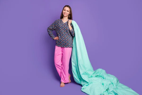 Pleine longueur photo de fille gaie positive tenir douce couette couverture fraîche ont sommeil sieste usure pointillé pantalon rose pyjama isolé sur fond de couleur violette — Photo