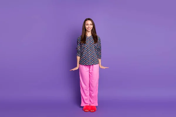 Pleine taille photo de positif gai fille profiter jour rêver vacances sieste porter bon look pyjama isolé sur violet fond de couleur pourpre — Photo