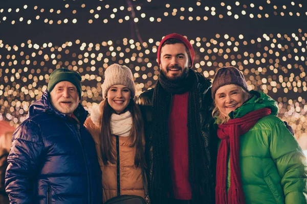 Портрет красивой привлекательной веселой семьи родственников встречи проводить время уличный рынок накануне Ноэль новогодний сбор традиции зимой рождественские каникулы на открытом воздухе — стоковое фото