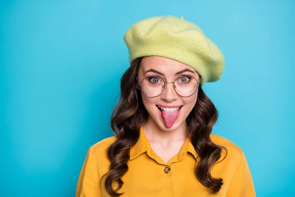 Close up foto van zorgeloze tiener meisje gek show tong uit slijtage goed kijken kleren geïsoleerd over blauwe kleur achtergrond — Stockfoto