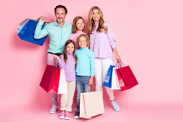 Photo pleine grandeur de grande famille profiter du centre commercial papa papa maman maman trois petits enfants acheter des sacs de soute d'achat isolés sur fond rose pastel — Photo