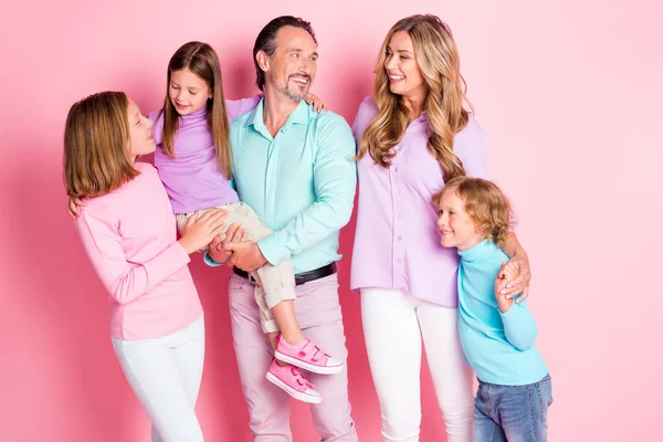 Фото позитивної мрії велика сім'я насолоджується разом проводити час тато тримає молодшу доньку догляд за матусею підтримують потомство носити повсякденний стиль одягу ізольований рожевий колір фону — стокове фото