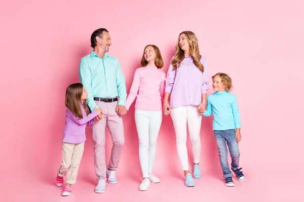 Full Size Foto von Traum idyllische große Familie Mama Papa gehen Spaziergang mit Kindern halten Hand genießen Urlaub tragen lässigen Stil Outfit isoliert über pastellfarbenen Hintergrund — Stockfoto